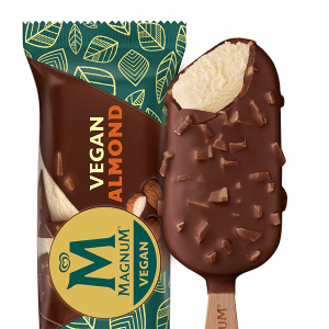 Magnum Vegan Mandel – Ein köstliches veganes Eis mit cremigem, pflanzlichem Vanilleeis, umhüllt von dunkler Schokolade und verfeinert mit knusprigen Mandeln, jetzt bei kiosk24-neuisenburg erhältlich.